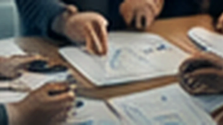 Equipe analisando necessidades durante a descoberta